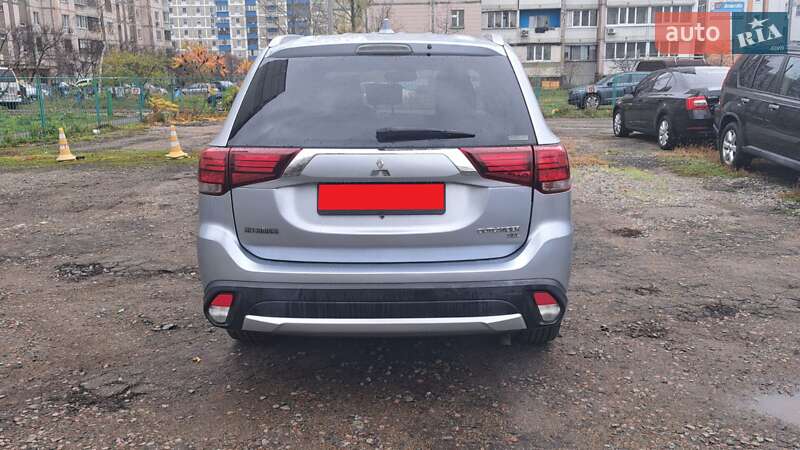 Позашляховик / Кросовер Mitsubishi Outlander 2017 в Києві