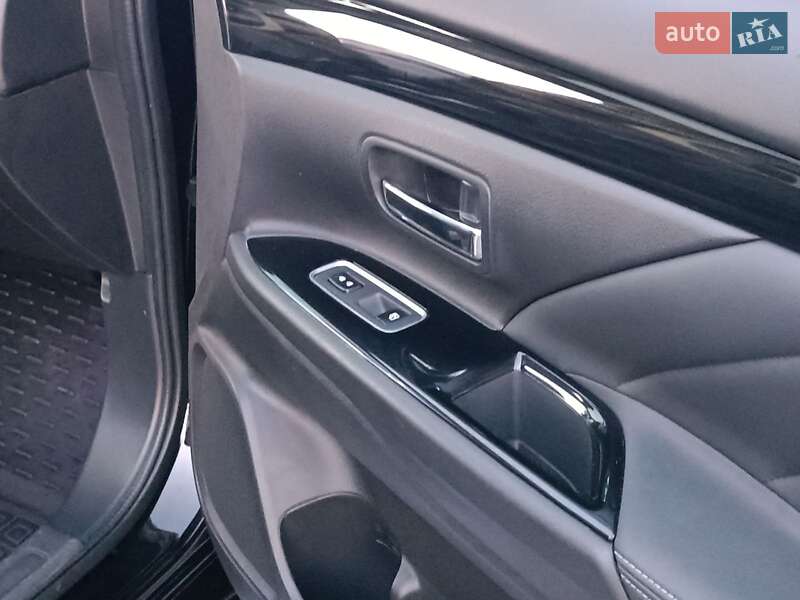 Внедорожник / Кроссовер Mitsubishi Outlander 2018 в Львове