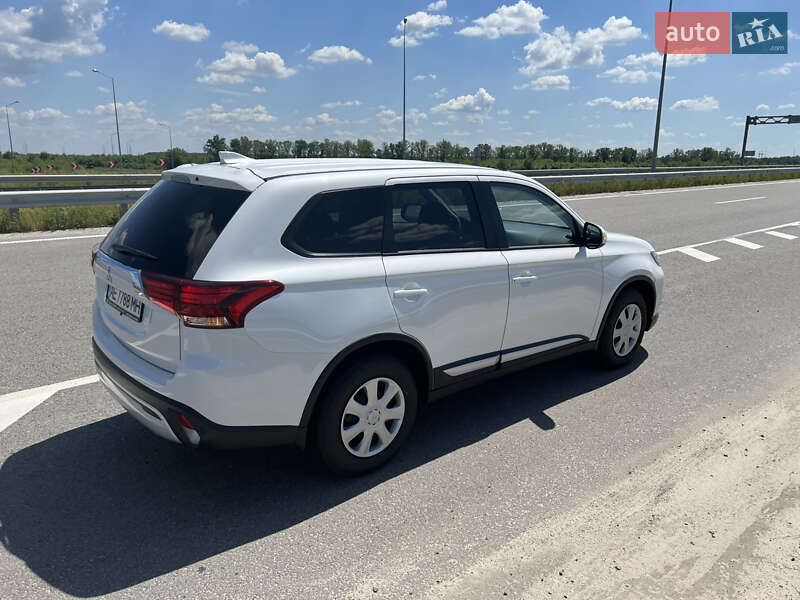 Внедорожник / Кроссовер Mitsubishi Outlander 2023 в Полтаве