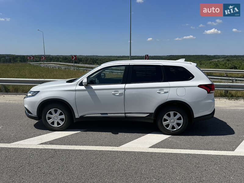 Внедорожник / Кроссовер Mitsubishi Outlander 2023 в Полтаве