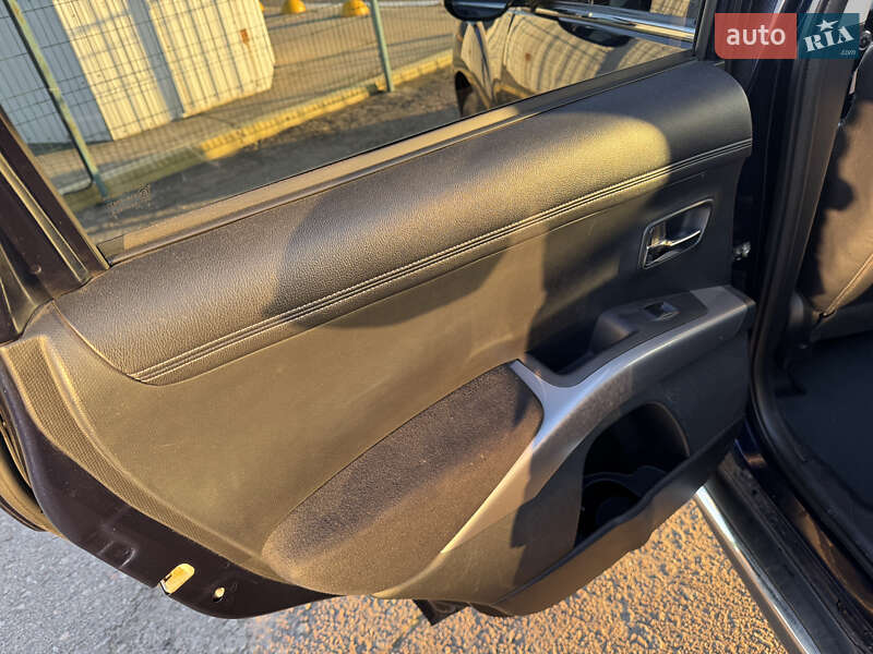 Внедорожник / Кроссовер Mitsubishi Outlander 2012 в Киеве