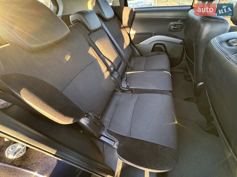 Внедорожник / Кроссовер Mitsubishi Outlander 2012 в Киеве