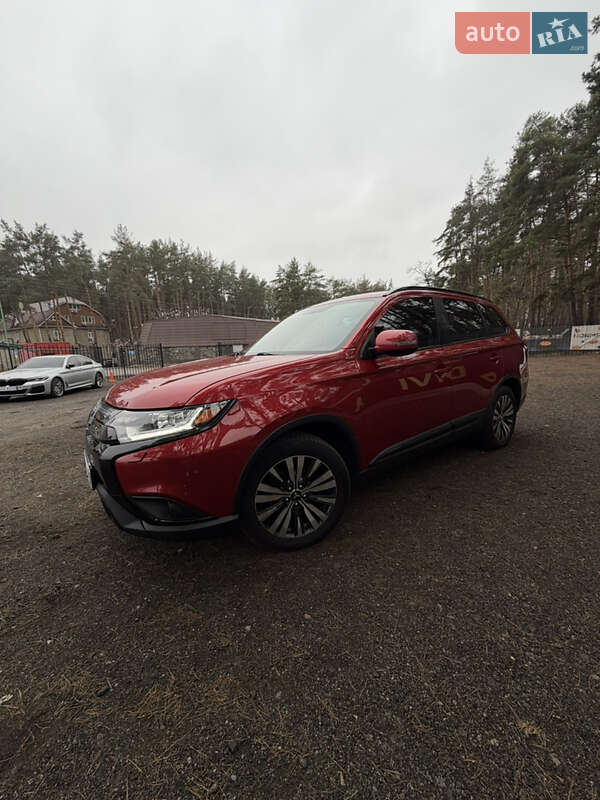 Внедорожник / Кроссовер Mitsubishi Outlander 2019 в Киеве