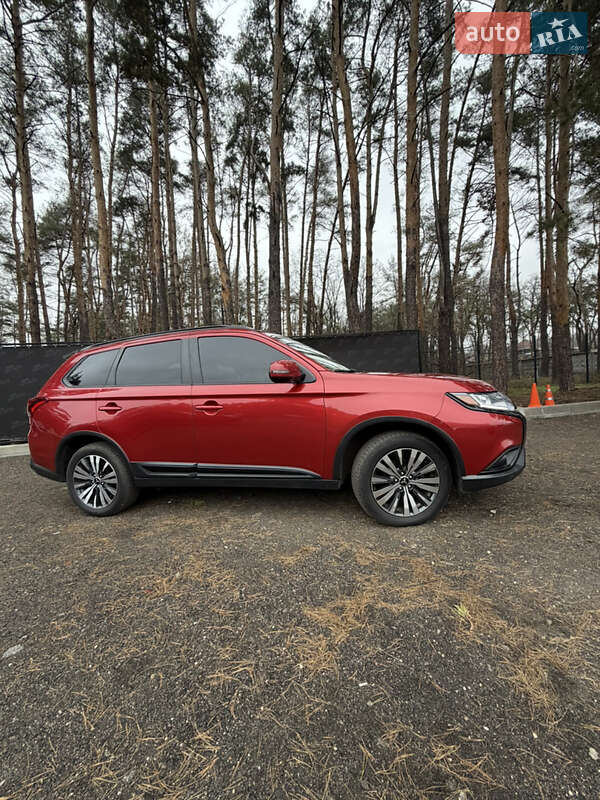 Внедорожник / Кроссовер Mitsubishi Outlander 2019 в Киеве