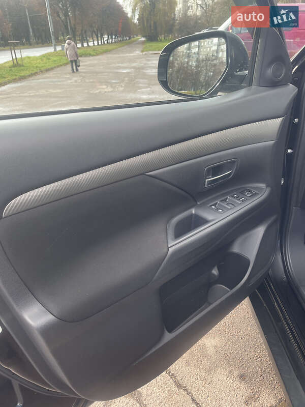 Позашляховик / Кросовер Mitsubishi Outlander 2015 в Львові