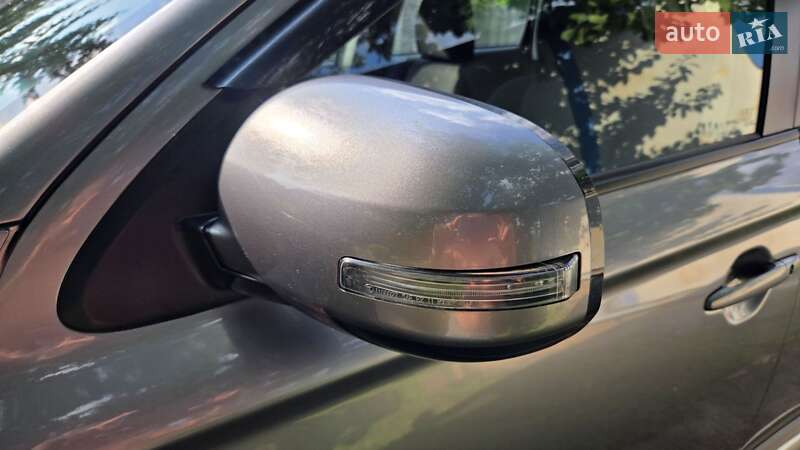 Позашляховик / Кросовер Mitsubishi Outlander 2016 в Харкові