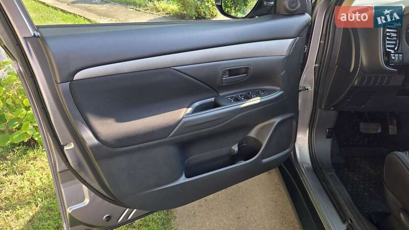 Позашляховик / Кросовер Mitsubishi Outlander 2016 в Харкові