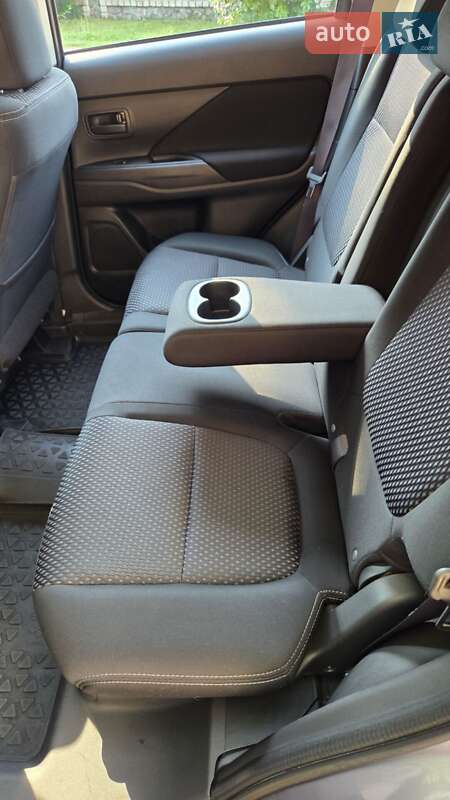 Позашляховик / Кросовер Mitsubishi Outlander 2016 в Харкові