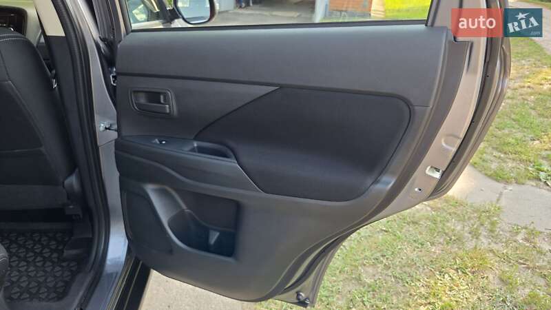 Позашляховик / Кросовер Mitsubishi Outlander 2016 в Харкові