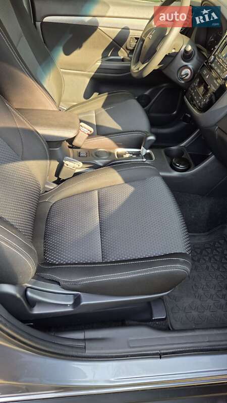 Позашляховик / Кросовер Mitsubishi Outlander 2016 в Харкові