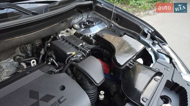 Позашляховик / Кросовер Mitsubishi Outlander 2016 в Харкові