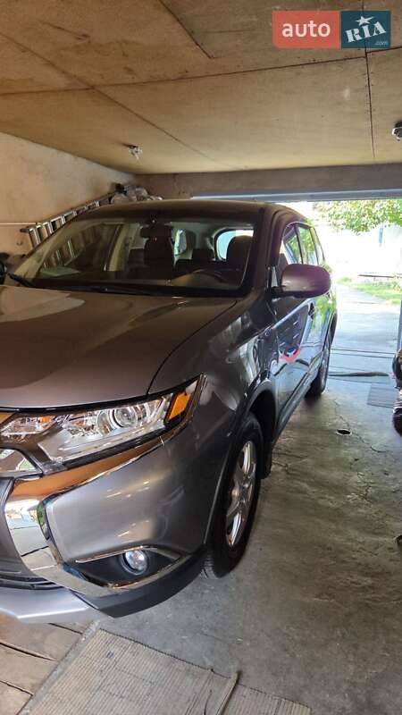 Позашляховик / Кросовер Mitsubishi Outlander 2016 в Харкові