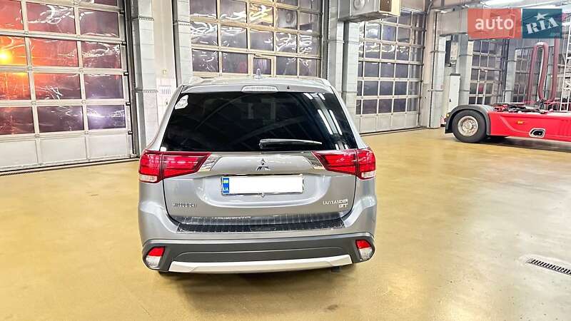 Внедорожник / Кроссовер Mitsubishi Outlander 2016 в Киеве