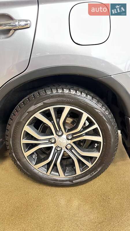 Внедорожник / Кроссовер Mitsubishi Outlander 2016 в Киеве