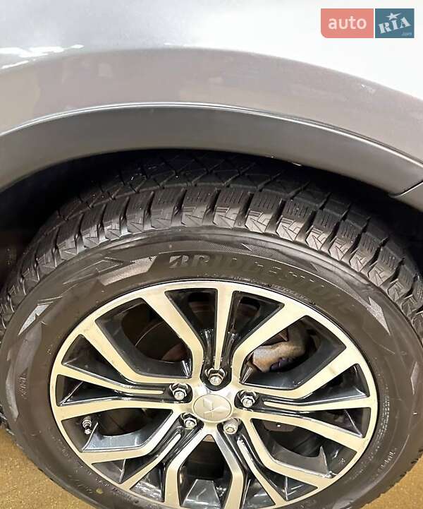 Внедорожник / Кроссовер Mitsubishi Outlander 2016 в Киеве