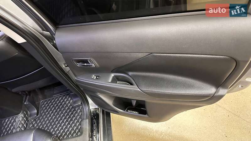 Внедорожник / Кроссовер Mitsubishi Outlander 2016 в Киеве