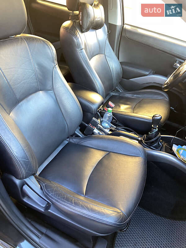 Внедорожник / Кроссовер Mitsubishi Outlander 2010 в Владимире