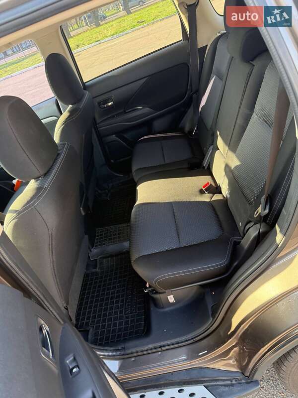 Внедорожник / Кроссовер Mitsubishi Outlander 2015 в Николаеве