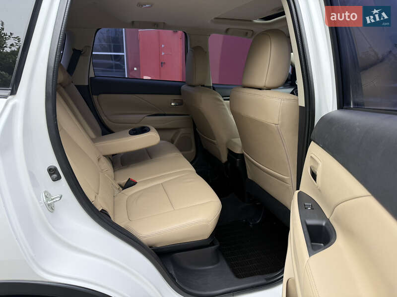 Внедорожник / Кроссовер Mitsubishi Outlander 2015 в Киеве