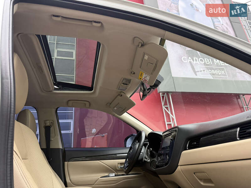 Внедорожник / Кроссовер Mitsubishi Outlander 2015 в Киеве