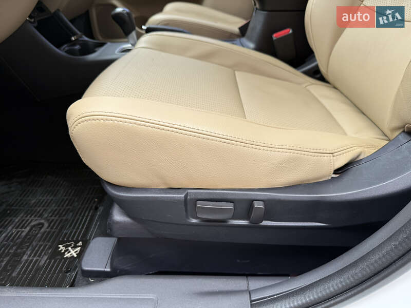 Внедорожник / Кроссовер Mitsubishi Outlander 2015 в Киеве