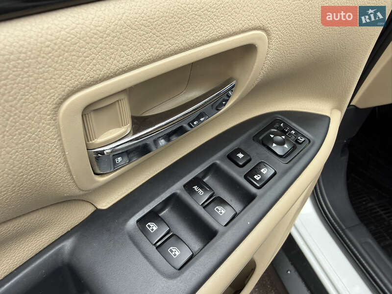 Внедорожник / Кроссовер Mitsubishi Outlander 2015 в Киеве