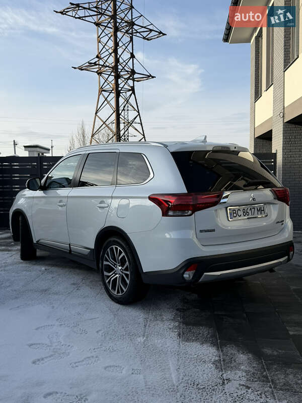 Позашляховик / Кросовер Mitsubishi Outlander 2018 в Новояворівську