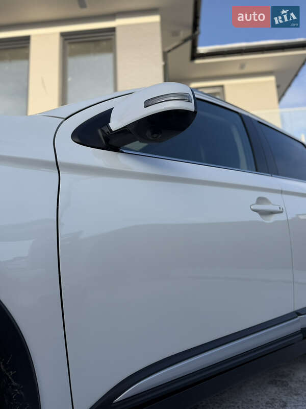 Позашляховик / Кросовер Mitsubishi Outlander 2018 в Новояворівську