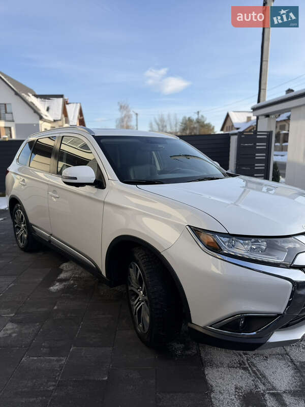 Позашляховик / Кросовер Mitsubishi Outlander 2018 в Новояворівську