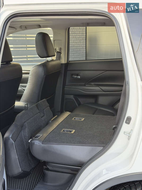 Позашляховик / Кросовер Mitsubishi Outlander 2018 в Новояворівську