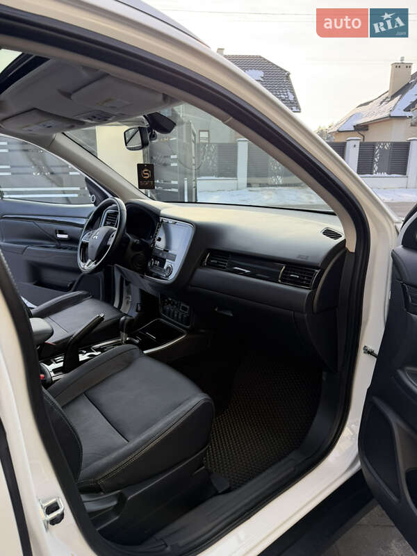 Позашляховик / Кросовер Mitsubishi Outlander 2018 в Новояворівську