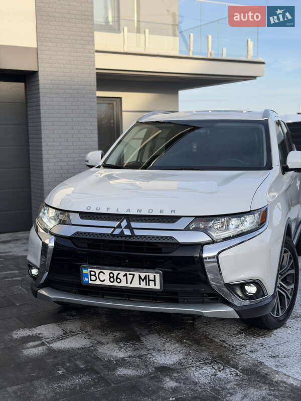 Позашляховик / Кросовер Mitsubishi Outlander 2018 в Новояворівську