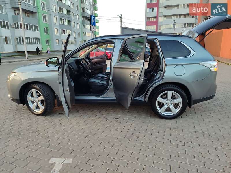 Внедорожник / Кроссовер Mitsubishi Outlander 2013 в Львове