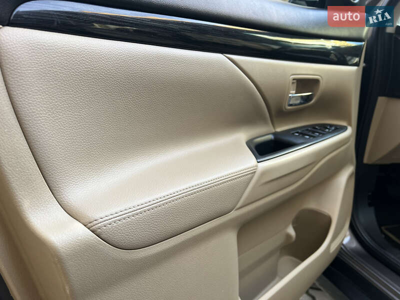 Внедорожник / Кроссовер Mitsubishi Outlander 2018 в Киеве