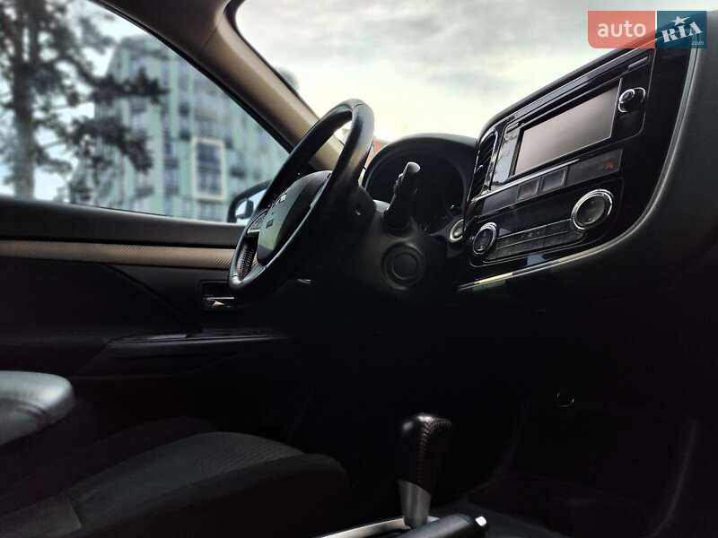 Внедорожник / Кроссовер Mitsubishi Outlander 2013 в Киеве