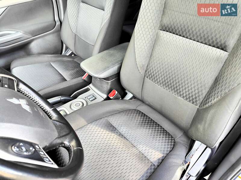 Внедорожник / Кроссовер Mitsubishi Outlander 2013 в Киеве