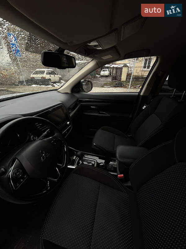 Внедорожник / Кроссовер Mitsubishi Outlander 2021 в Киеве
