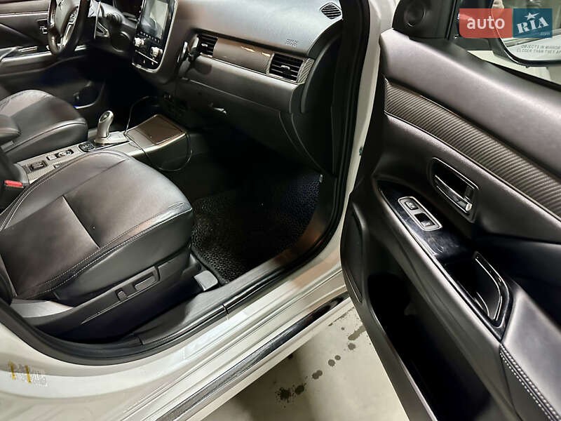 Внедорожник / Кроссовер Mitsubishi Outlander 2019 в Львове