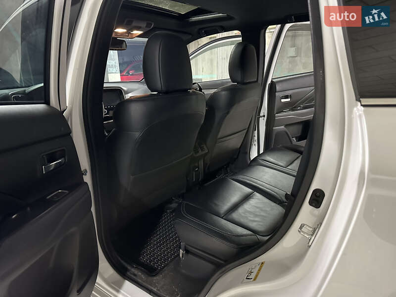 Внедорожник / Кроссовер Mitsubishi Outlander 2019 в Львове