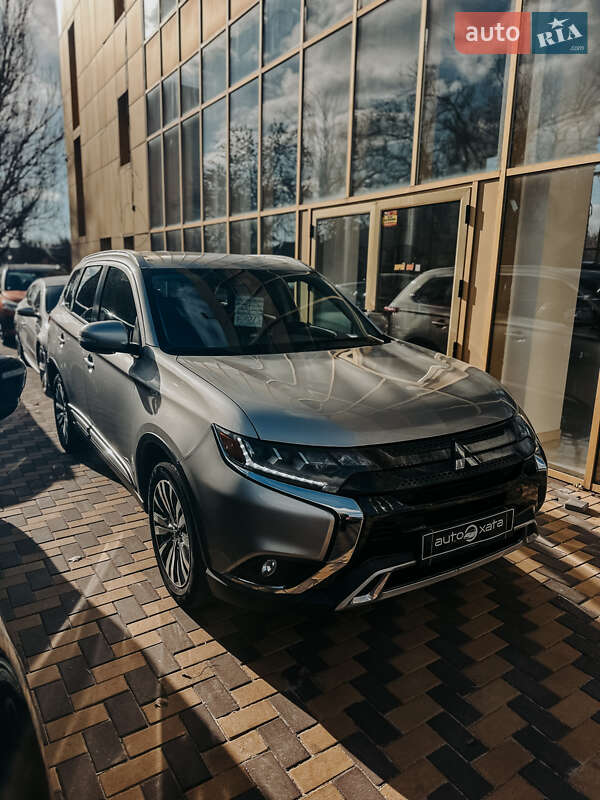 Позашляховик / Кросовер Mitsubishi Outlander 2020 в Миколаєві
