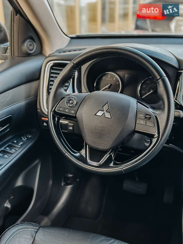 Позашляховик / Кросовер Mitsubishi Outlander 2020 в Миколаєві