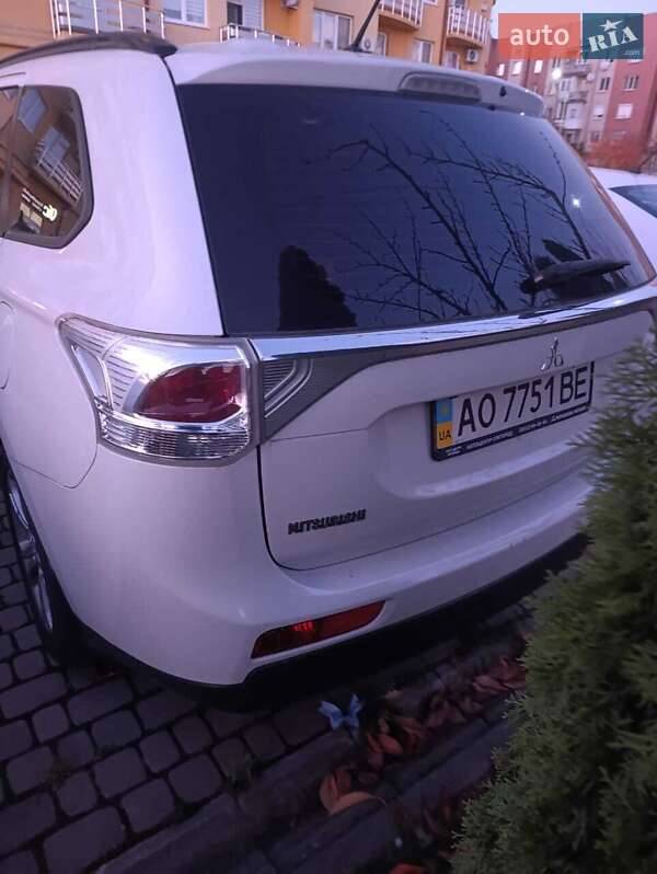 Позашляховик / Кросовер Mitsubishi Outlander 2013 в Ужгороді фото 3 Позашляховик / Кросовер Mitsubishi Outlander 2013 в Ужгороді