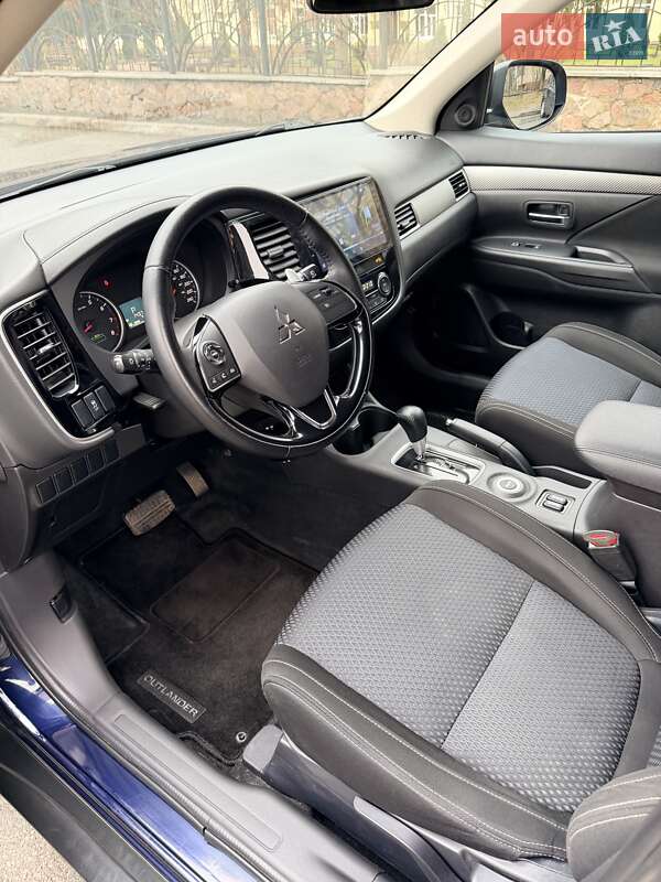 Внедорожник / Кроссовер Mitsubishi Outlander 2016 в Киеве