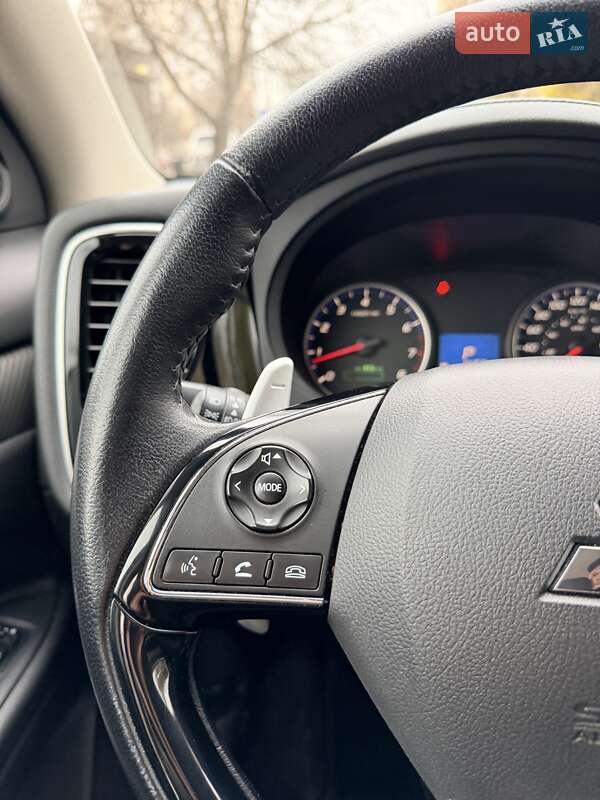 Внедорожник / Кроссовер Mitsubishi Outlander 2016 в Киеве