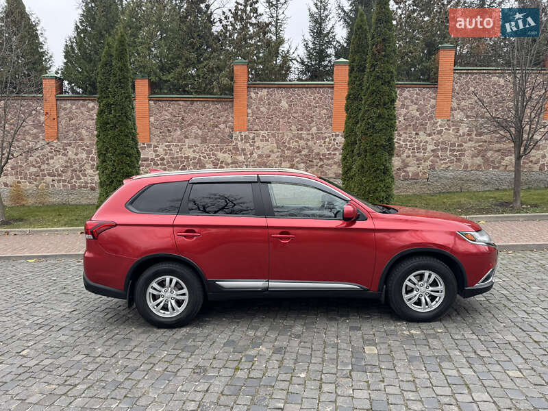 Внедорожник / Кроссовер Mitsubishi Outlander 2016 в Киеве