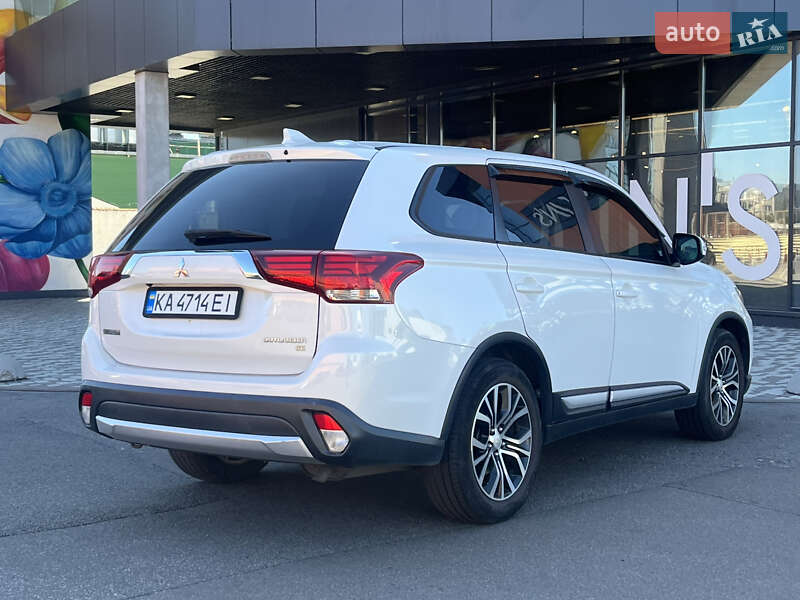 Внедорожник / Кроссовер Mitsubishi Outlander 2017 в Киеве