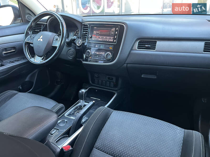 Внедорожник / Кроссовер Mitsubishi Outlander 2017 в Киеве