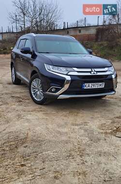 Позашляховик / Кросовер Mitsubishi Outlander 2016 в Чернігові
