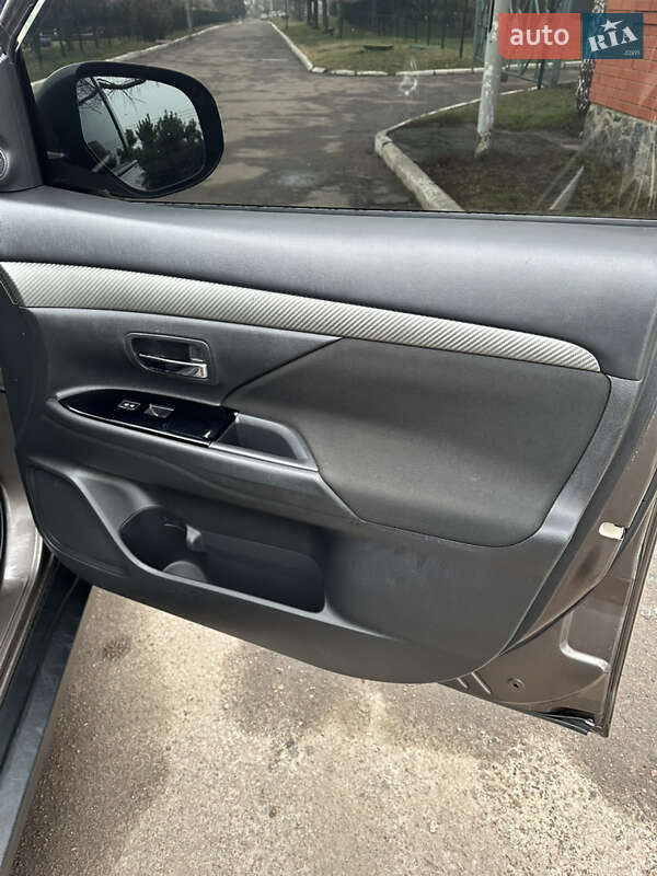 Внедорожник / Кроссовер Mitsubishi Outlander 2015 в Сумах фото 13 Внедорожник / Кроссовер Mitsubishi Outlander 2015 в Сумах