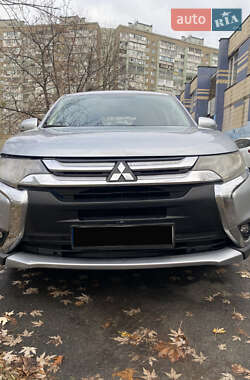 Позашляховик / Кросовер Mitsubishi Outlander 2016 в Києві
